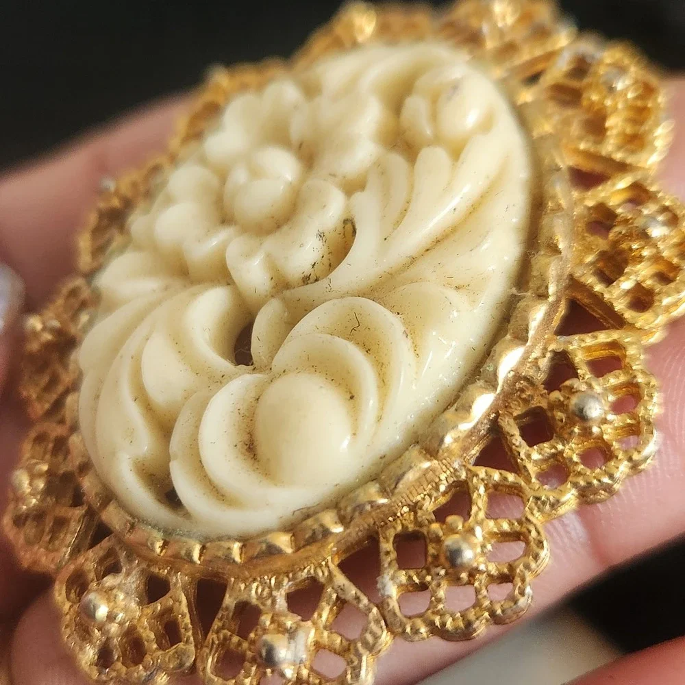 Vintage Gold Tone Cream Floral Resin Cameo Filigree Oval Pendant Brooch Base
